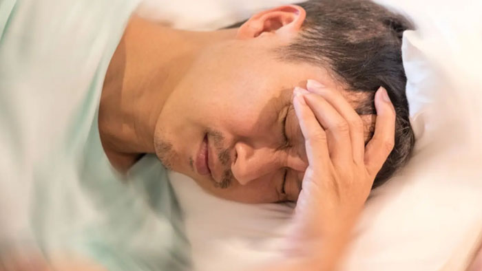 علت سرگیجه هنگام دراز کشیدن 