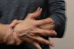 علائم پارکینسون در جوانی | درمان پارکینسون در جوانی