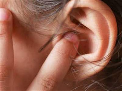 علائم میگرن گوش چیست؟ بررسی میگرن وستیبولار، تشخیص و درمان