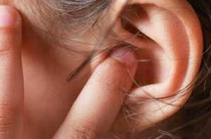 علائم میگرن گوش چیست؟ بررسی میگرن وستیبولار، تشخیص و درمان